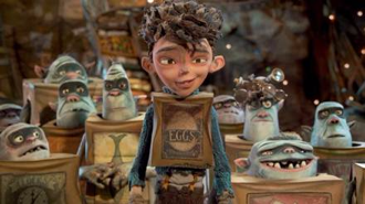 Fotograma de la película de animación Los Boxtrolls con el personaje Eggs y varios boxtrolls