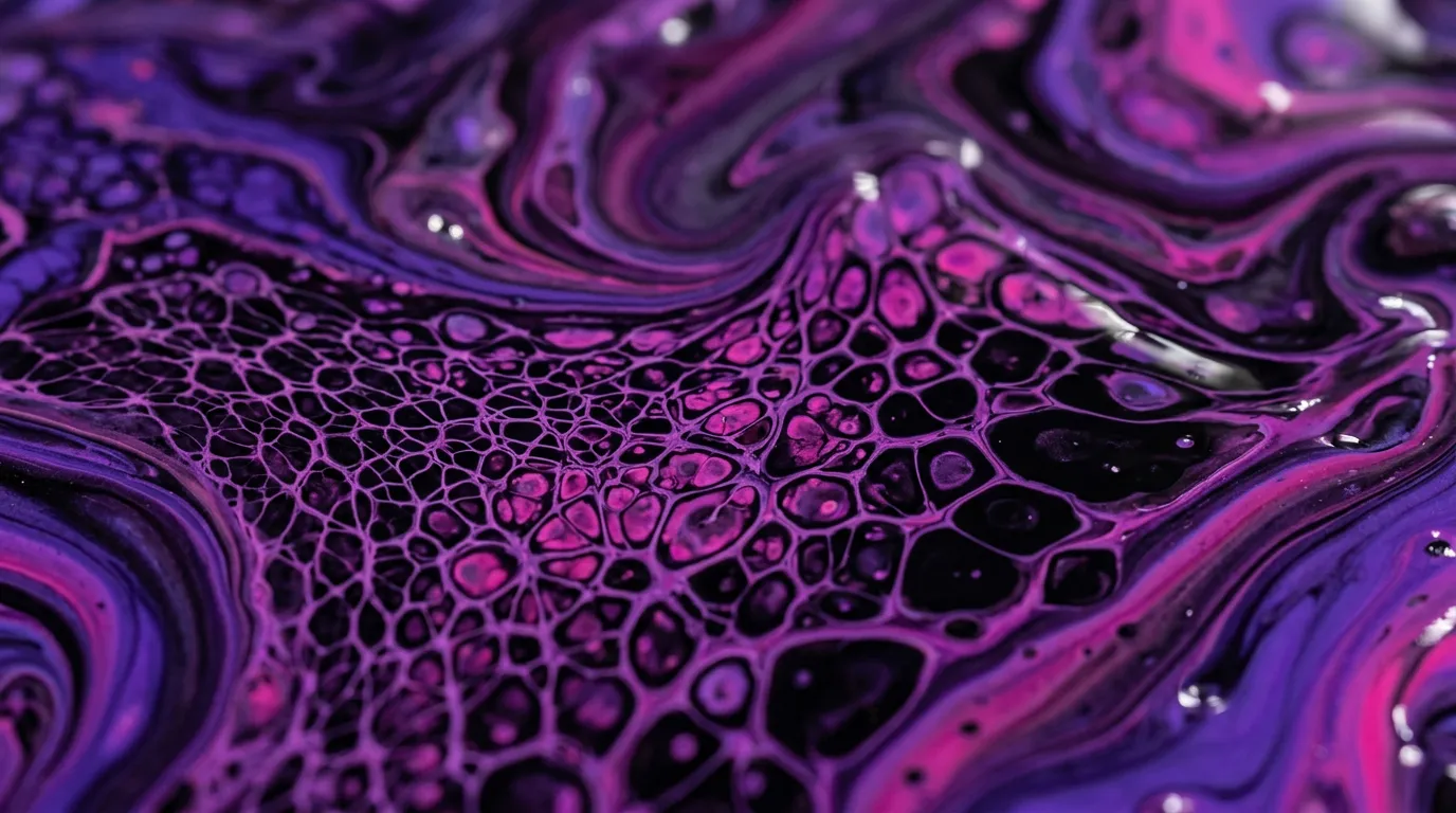 Ilustración abstracta de pintura fluida en tonos violeta, magenta y negro para la noticia: PEERSTITCH infecta FortiGate en memoria tras comprometer FortiManager