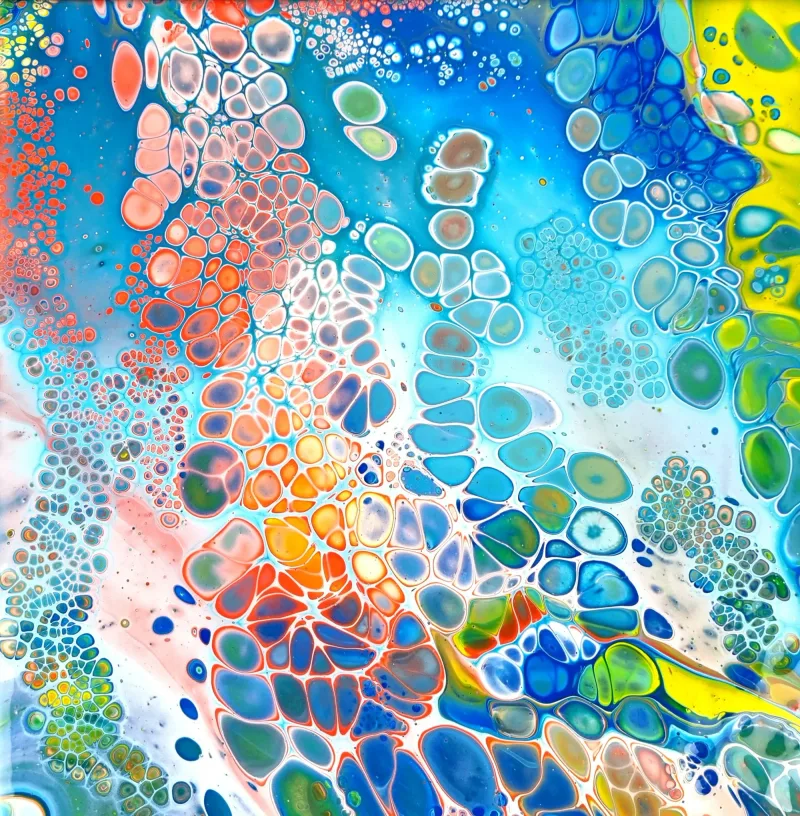 Composición abstracta con células de colores azules, rojas, amarillas y verdes formando un mosaico