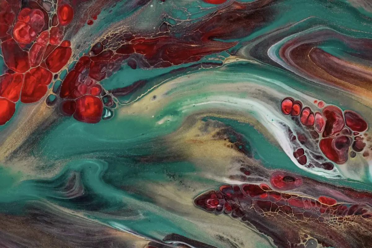 Imagen abstracta de pintura fluida en tonos rojo y verde azulado con textura de mármol