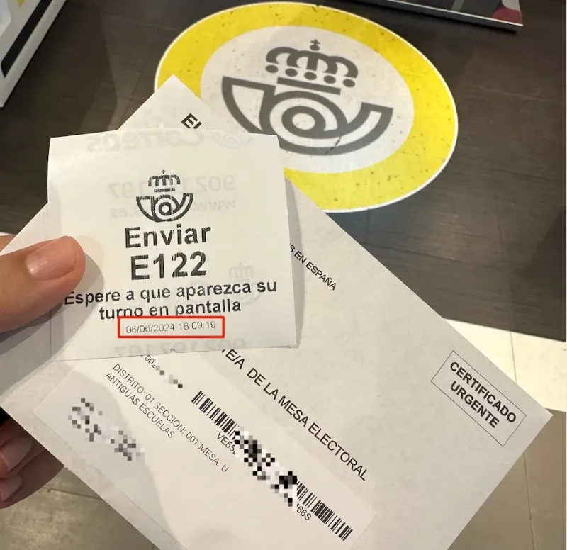 Foto del resguardo E122 de Correos con la hora de envío del voto por correo