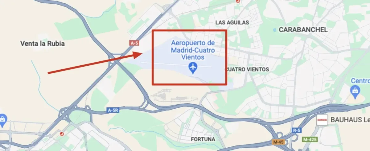 Mapa señalando con una flecha el aeropuerto de Madrid-Cuatro Vientos junto a la A-5