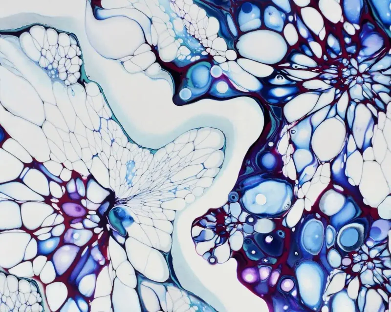 Textura marmolada blanca con patrones celulares en tonos azul y púrpura