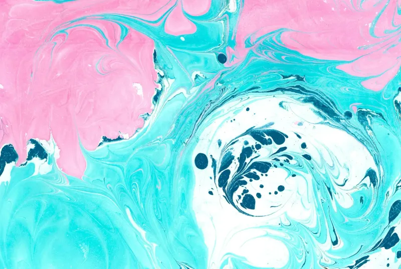 Imagen abstracta marmolada en rosa y turquesa con salpicaduras de tinta azul oscuro
