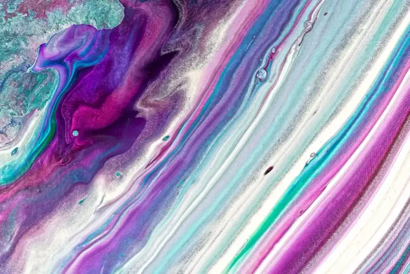 Textura abstracta de pintura fluida en tonos morados, turquesas y blancos