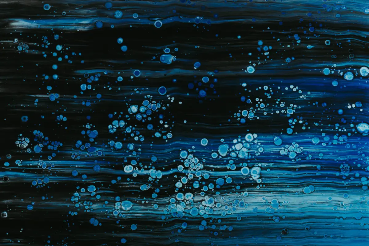 Textura abstracta de burbujas azules y celestes sobre un fondo oscuro