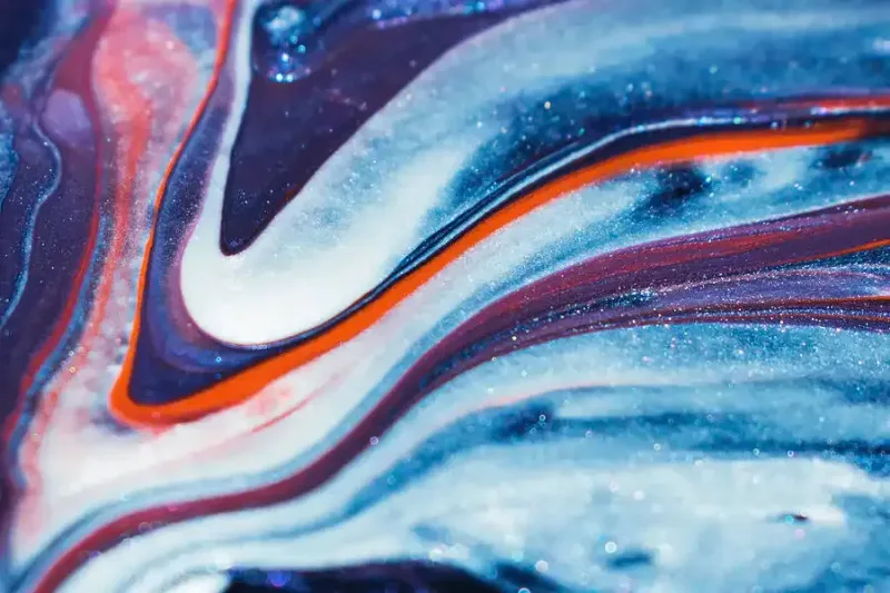 Textura abstracta de pintura fluida en azul, blanco y naranja con vetas rojas