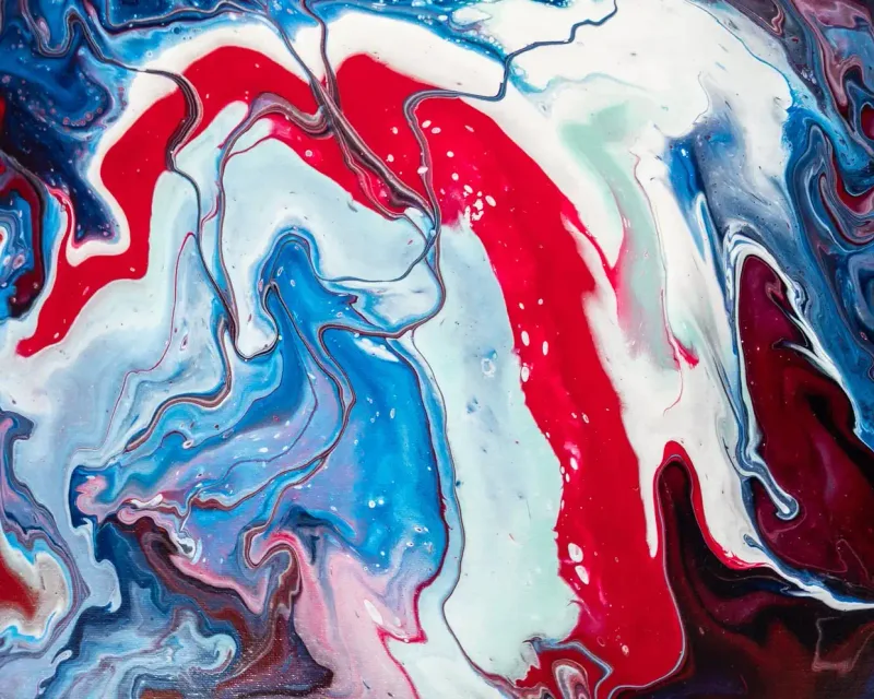 Textura abstracta de pintura fluida en azul, rojo intenso y granate