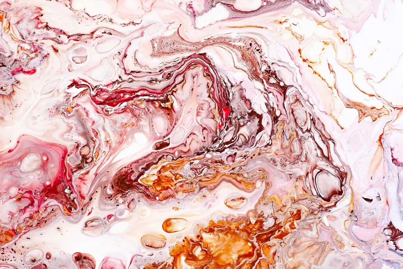 Textura abstracta de pintura fluida en rosa, rojo y dorado