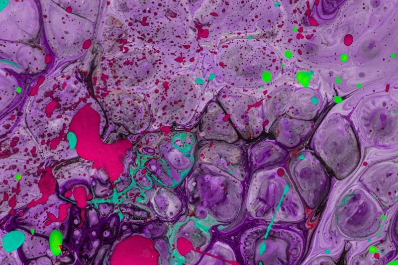 Textura abstracta de pintura fluida morada con salpicaduras verdes y magenta