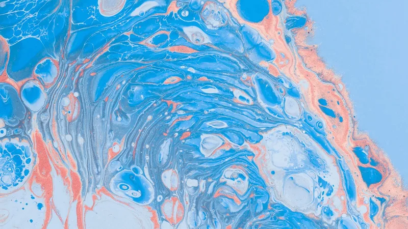 Textura abstracta de pintura azul y coral con vetas onduladas y burbujas