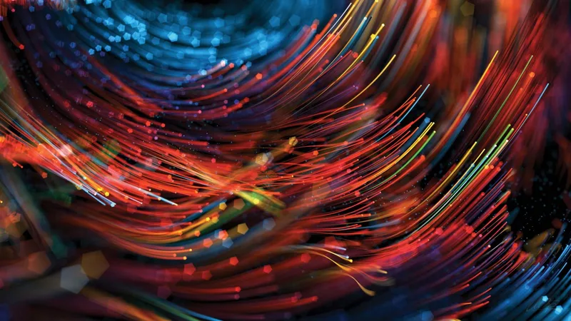 Textura abstracta de haces de luz roja y naranja sobre fondo oscuro