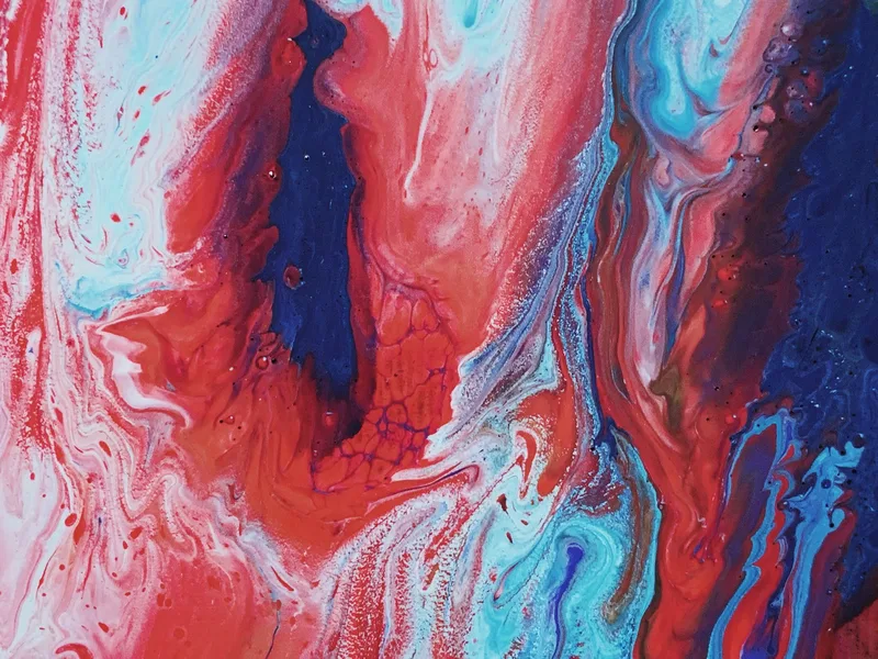 Textura abstracta de pintura fluida en rojo y azul con vetas marmoladas