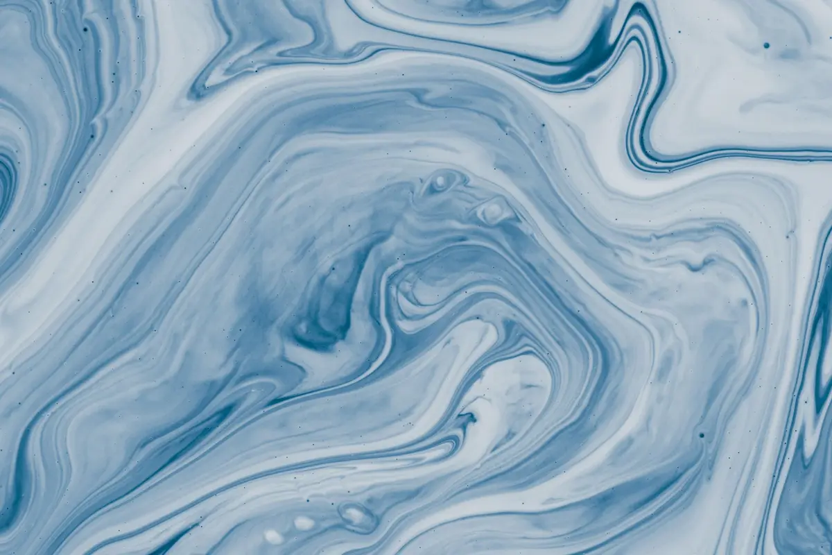 Textura de mármol azul y blanco con vetas onduladas suaves