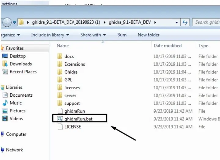 Explorador de Windows con la carpeta de Ghidra señalando el archivo ghidraRun.bat