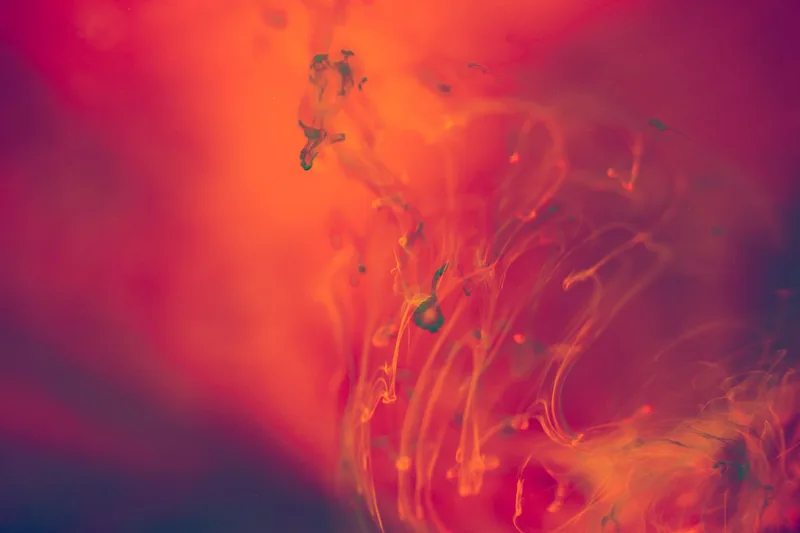 Imagen abstracta de humo naranja y rojo usada como portada del artículo