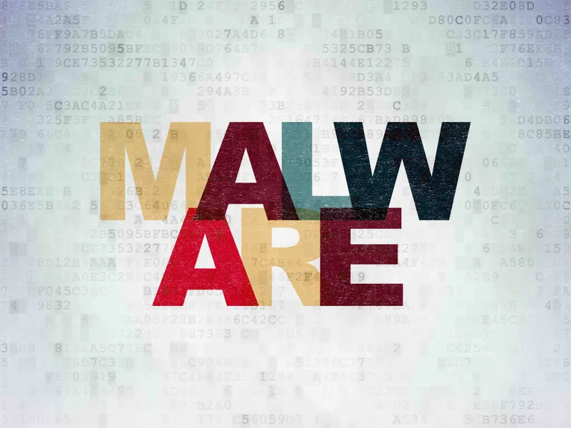 Palabra malware en letras de colores superpuesta sobre código hexadecimal
