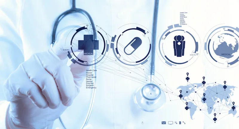 Médico con guante señalando iconos médicos y un mapa mundial digital de hospitales