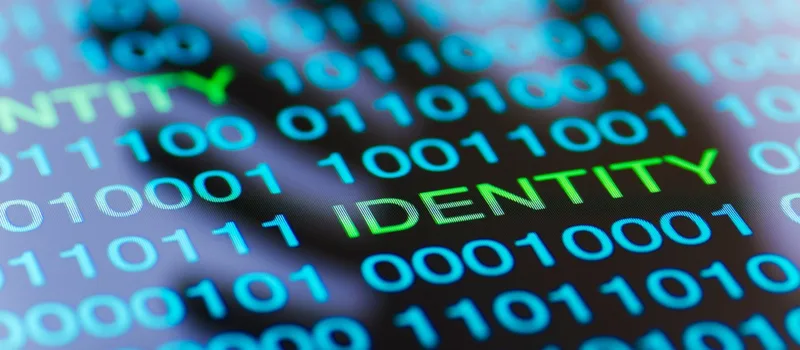 Primer plano de código binario con la palabra IDENTITY resaltada en verde
