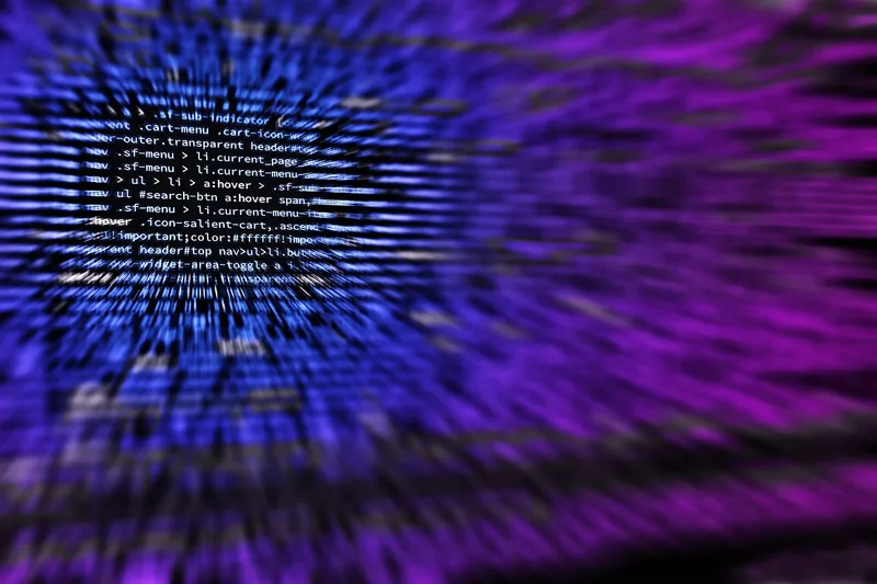 Código CSS desenfocado en tonos morados y azules mostrando selectores de estilo