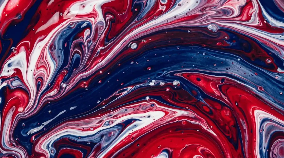 Ilustración abstracta de pintura fluida en tonos azul marino, rojo y blanco para la noticia: Rank Math PRO sirvió un backdoor desde su web durante once horas