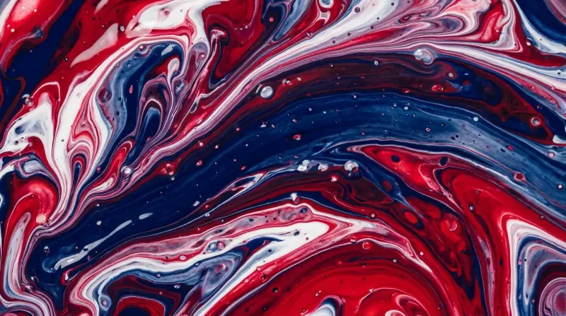 Ilustración abstracta de pintura fluida en tonos azul marino, rojo y blanco para la noticia: Rank Math PRO sirvió un backdoor desde su web durante once horas