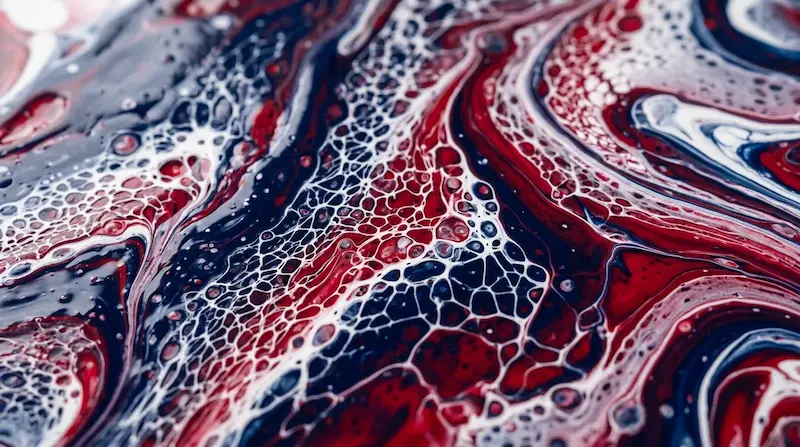 Ilustración abstracta de pintura fluida en tonos azul marino, rojo y blanco para la noticia: OVHcloud CLI sirvió un stealer de secretos desde GitHub durante 94 minutos