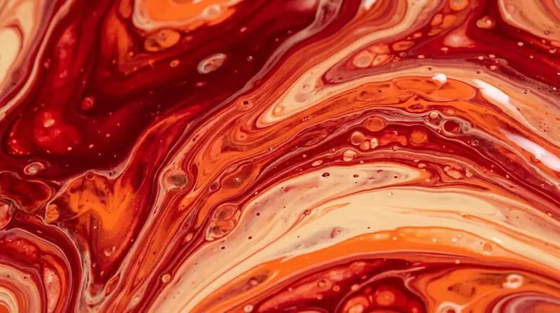 Ilustración abstracta de pintura fluida en tonos rojo, naranja y crema para la noticia: PHP parchea de urgencia dos fallos críticos de ejecución remota PHP2Shell