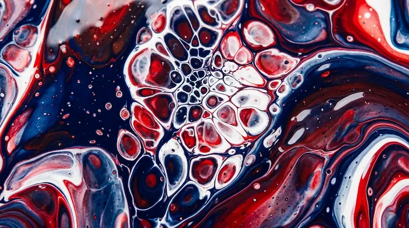 Ilustración abstracta de pintura fluida en tonos azul marino, rojo y blanco para la noticia: Claves robadas de UpdraftCentral siembran backdoors en WordPress