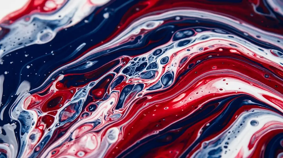 Ilustración abstracta de pintura fluida en tonos azul marino, rojo y blanco para la noticia: Microsoft atribuye a Storm-0940 el ataque con IA a ConnectWise