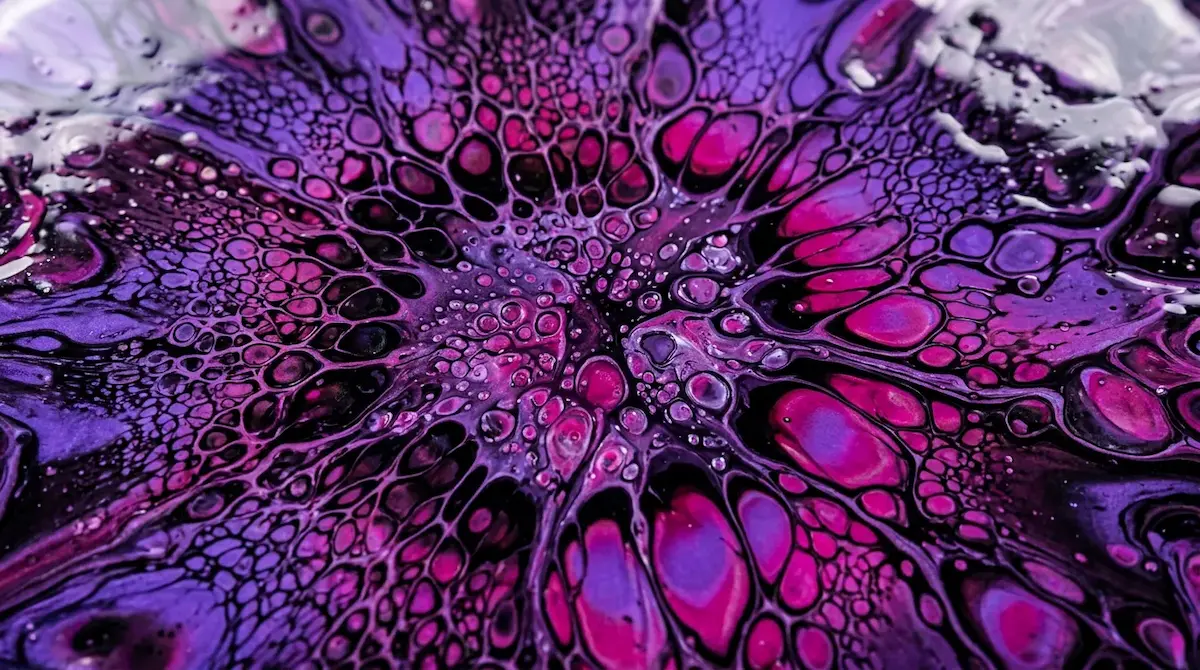 Ilustración abstracta de pintura fluida en tonos violeta, magenta y negro para la noticia: LiteLLM 1.107.0 robó credenciales de IA y nube desde PyPI y Docker