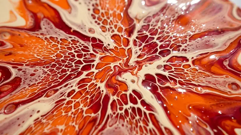 Ilustración abstracta de pintura fluida en tonos rojo, naranja y crema para la noticia: Un fichero .org basta para ejecutar código en GitLab desde 2014