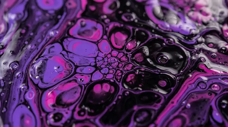 Ilustración abstracta de pintura fluida en tonos violeta, magenta y negro para la noticia: El FBI y CISA detallan cómo SafePay ha atacado a 600 organizaciones