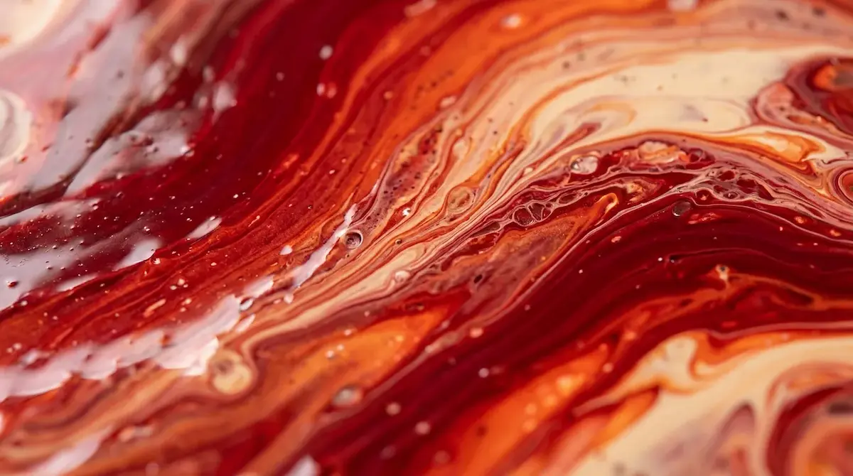 Ilustración abstracta de pintura fluida en tonos rojo, naranja y crema para la noticia: Una cuenta de solo lectura basta para controlar VeloCloud Orchestrator